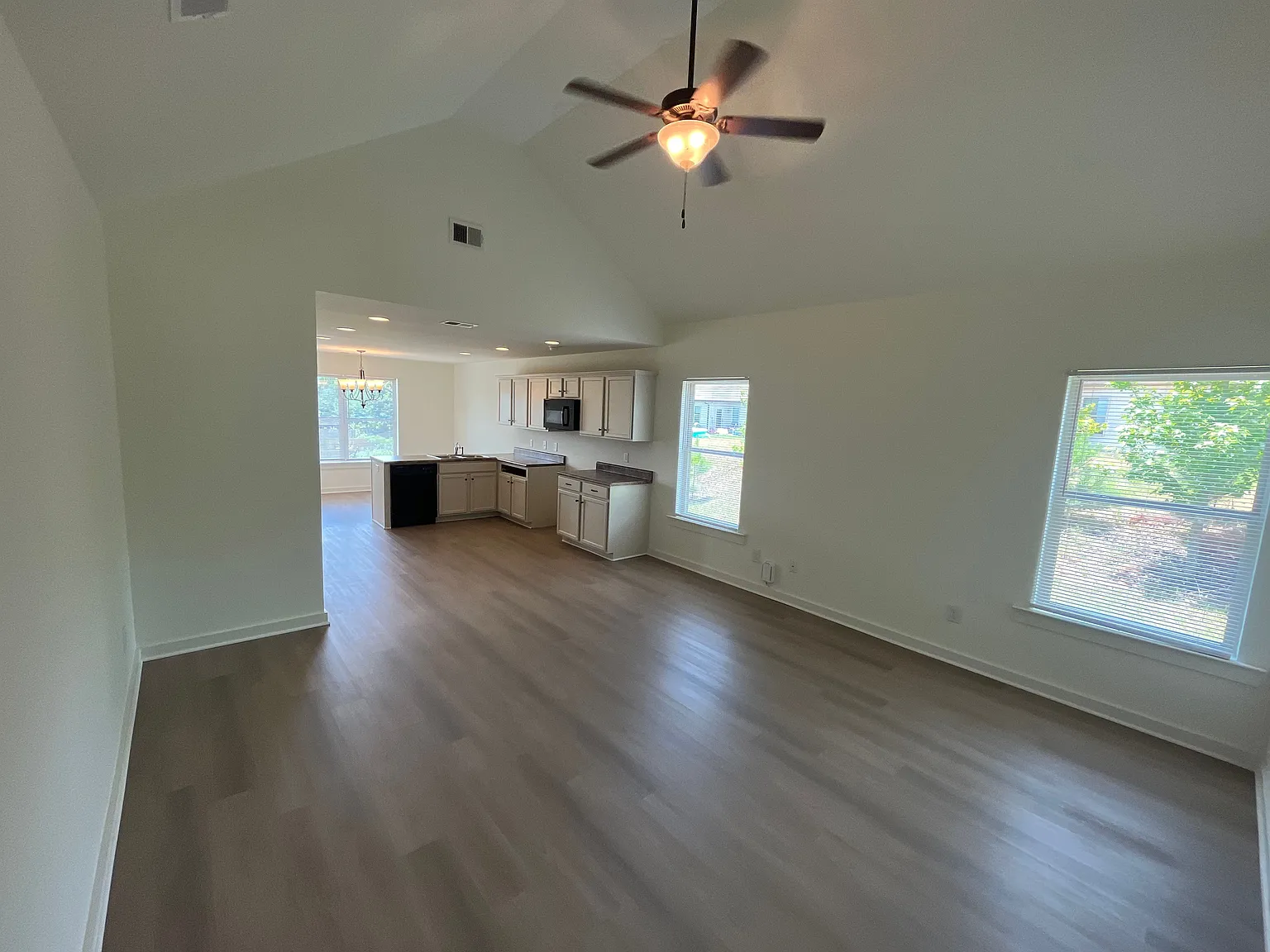 4 bed, 2.0 bath, 1496 sqft, $1,495 — Photo 2