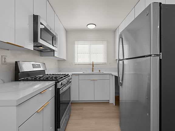 3rd image of 1532 Hornblend St #1