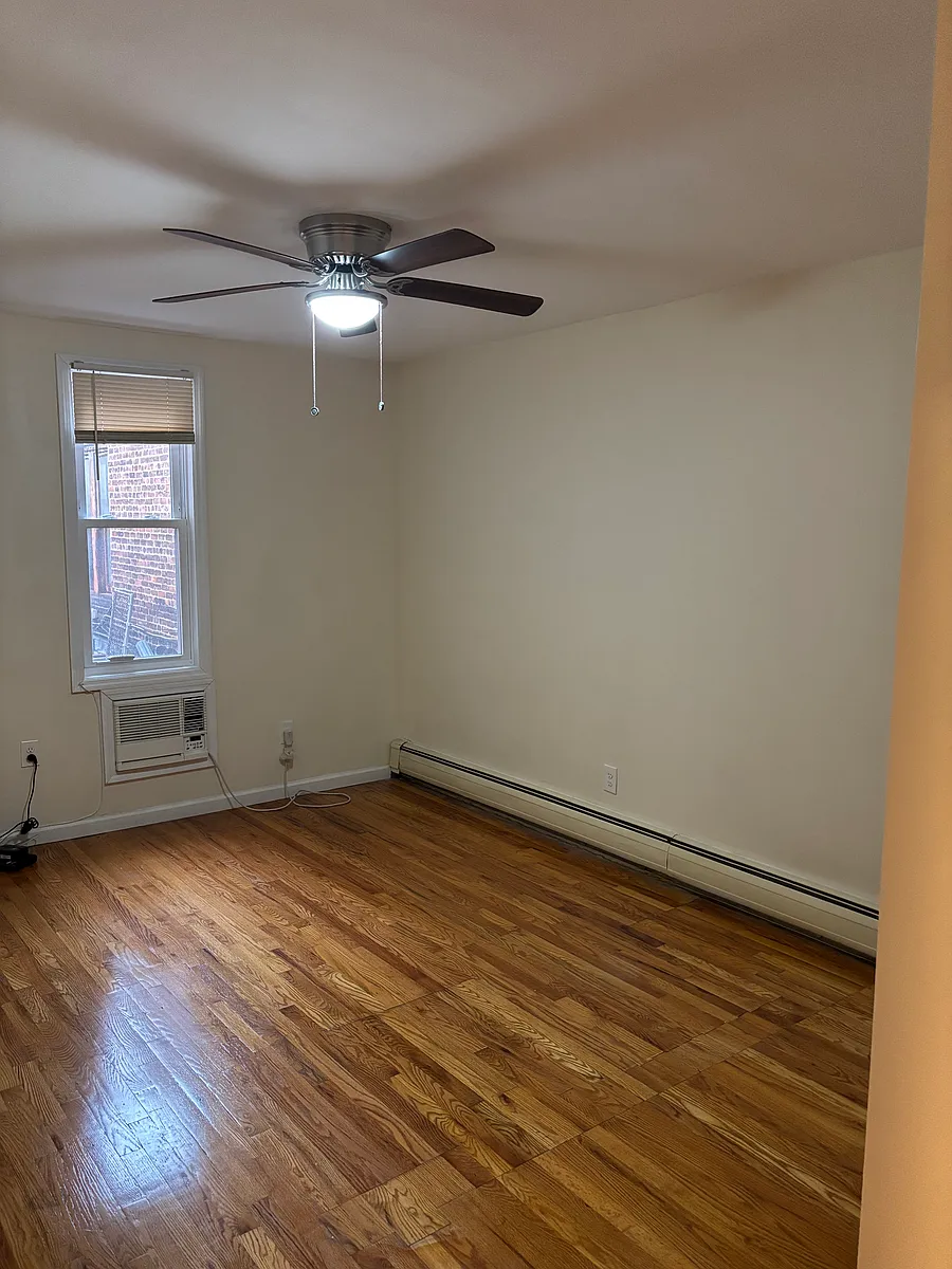 Building Photo - 610 E 187th St #3
