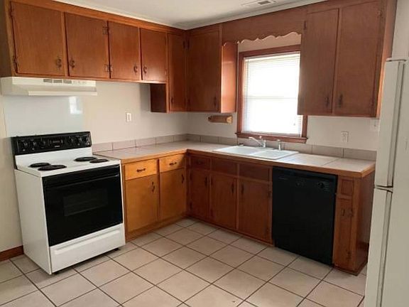 Cute retro Kitchen, lots of cabinet space, dishwasher included