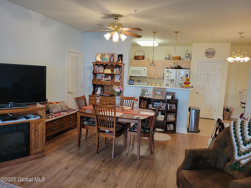 5th image of 303 N Ridge