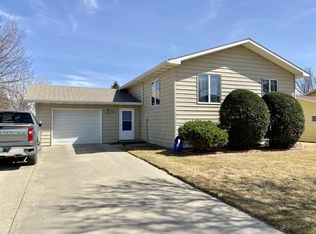 2218 6th Ave E, Williston, ND 58801
