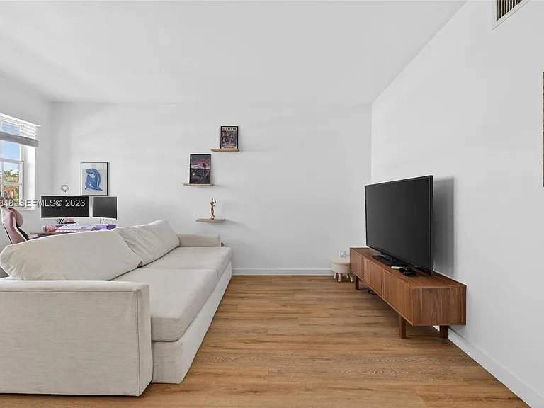 8600 Byron Ave #9 — Photo 7