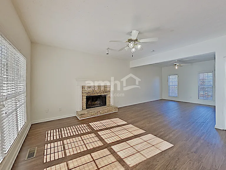 1045 Fieldstone Dr — Photo 10