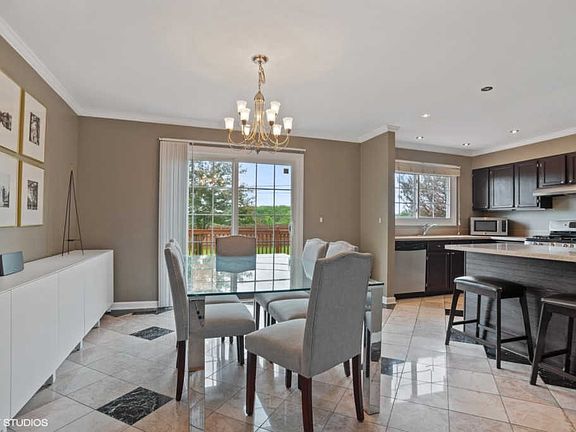 4th image of 10 Carol Ann Dr