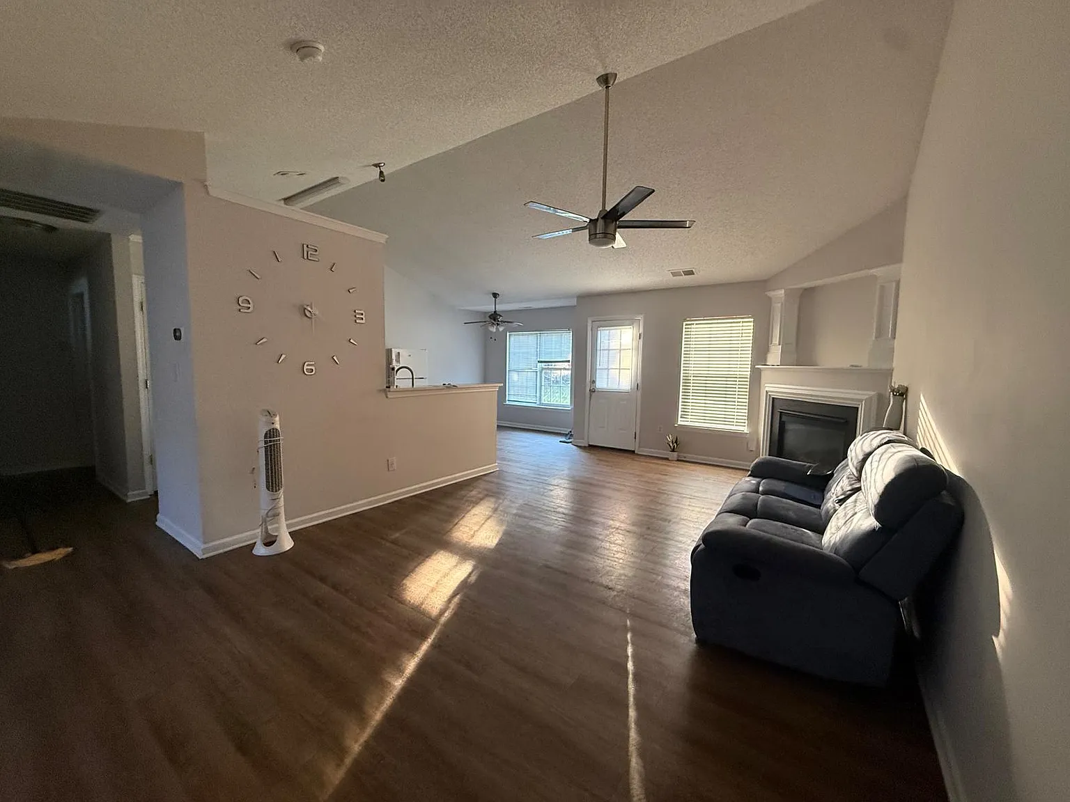 3 bed, 1726 sqft, $2,100 — Photo 2