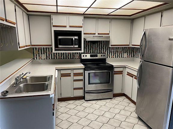 5th image of 51 Carriage Ln APT B