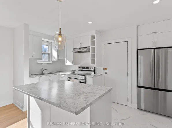 308 Jane St, Toronto, ON M6S 3Z4