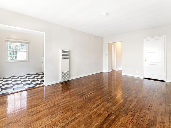 4th image of 2250 N Gower St
