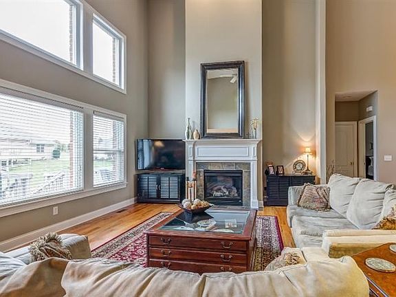 3rd image of 327 Yorkshire Ln