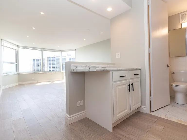 720 W Gordon Ter #22G — Photo 2