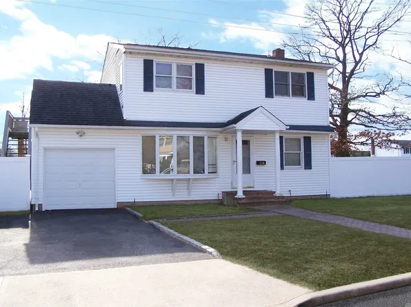 350 Garden St, West Islip, NY 11795