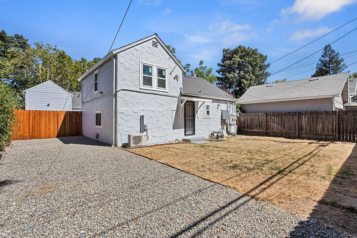 Building Photo - 4028