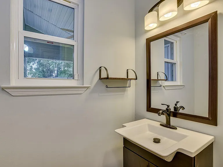 2211 Pleasant Dr — Photo 18