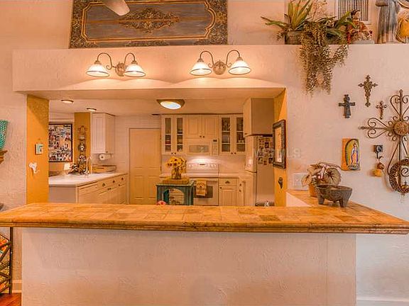 4th image of 302 S Royal Palm Way