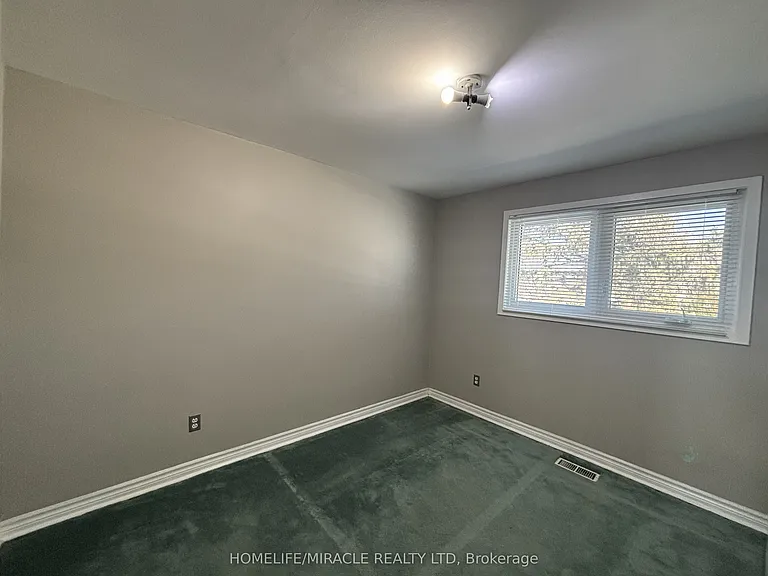 219 McMurchy Ave S #MAIN — Photo 22