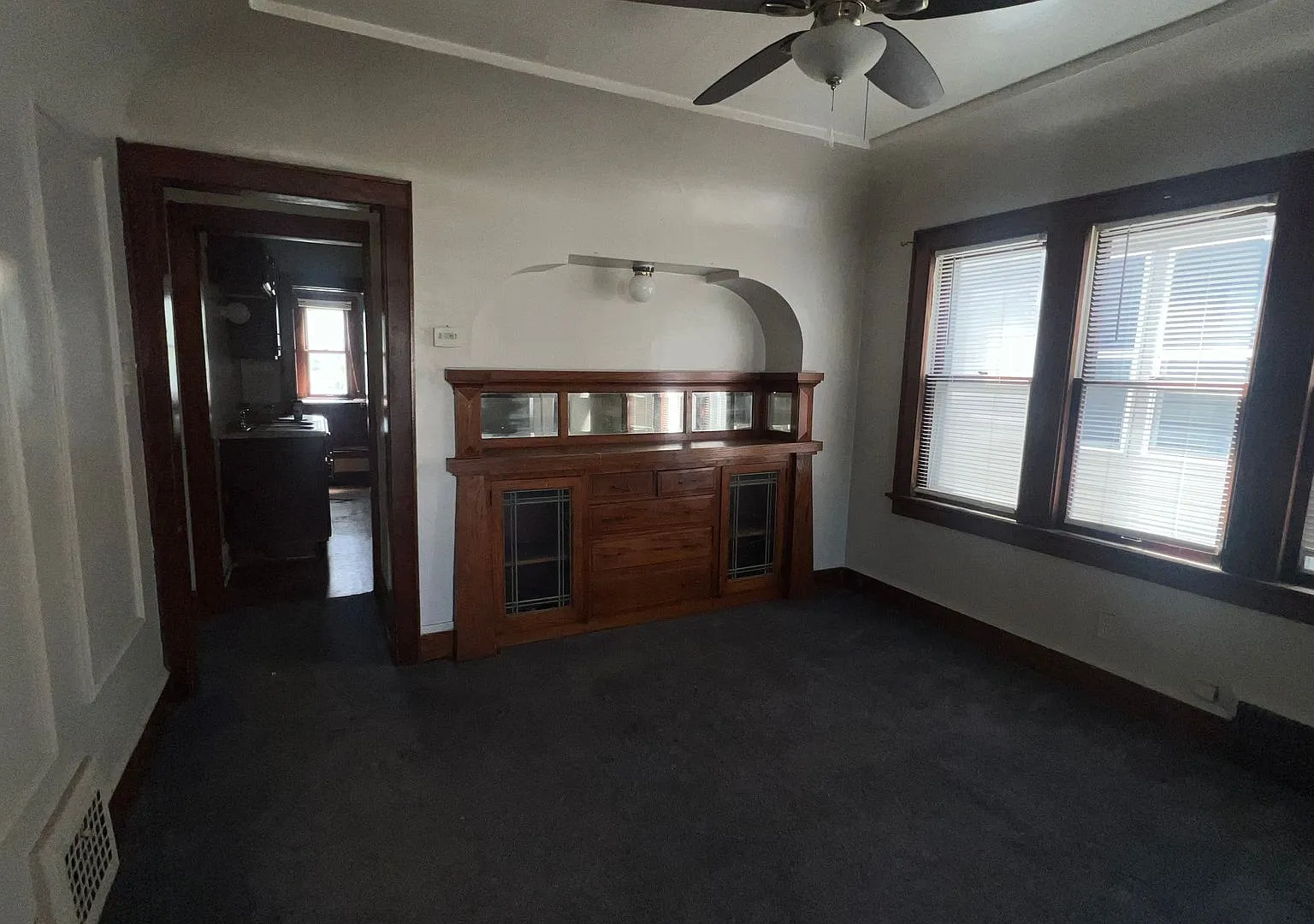 Spacious 2-Bedroom Lower with Formal Dining Room & Eat-In Kitchen — Photo 2