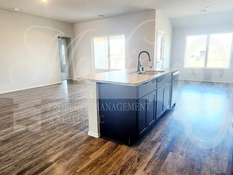 1410 Ellie Ct — Photo 5