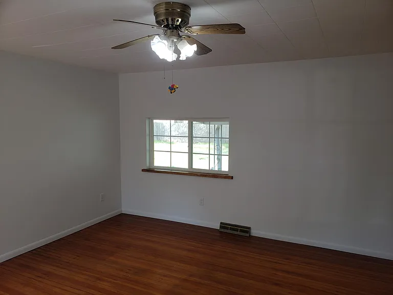 158 NW Holman St — Photo 3