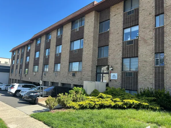 West Central Apartments, 111 W Central Blvd, Palisades Park, NJ 07650