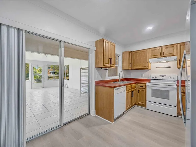 727 Kensington Lake Cir — Photo 22