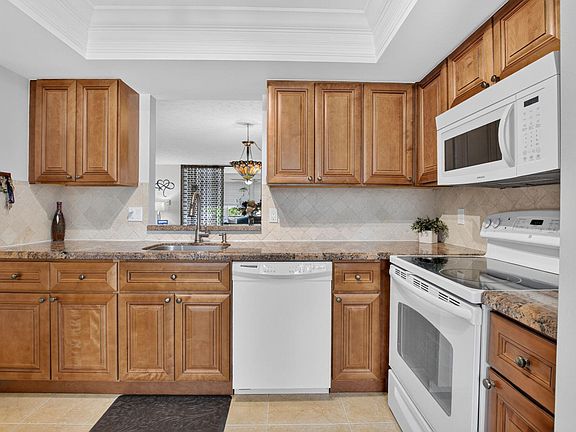 2nd image of 11 Willowbrook Lane #204