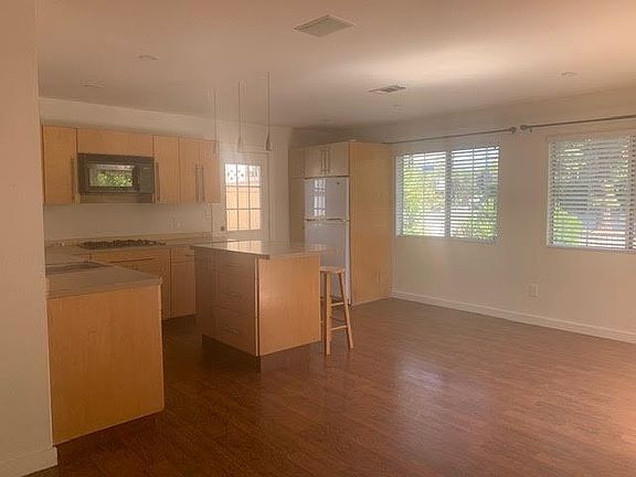 4th image of 23007 Saticoy St