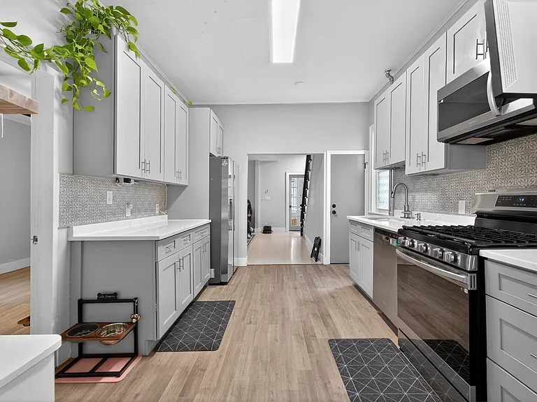 59 W 6th St — Photo 20