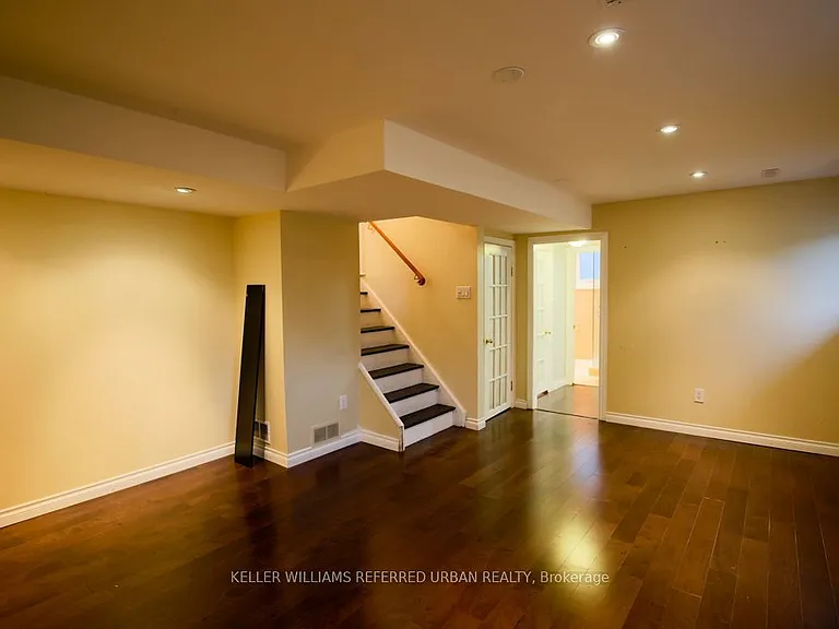 2255 Urwin Cres — Photo 9