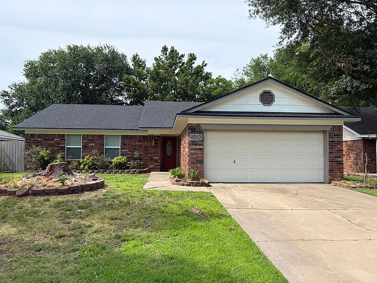 9313 Houston St — Photo 1