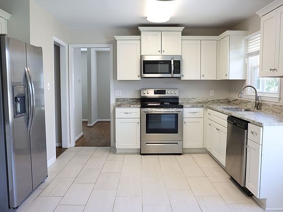 5th image of 510 Elizabeth Lake Dr