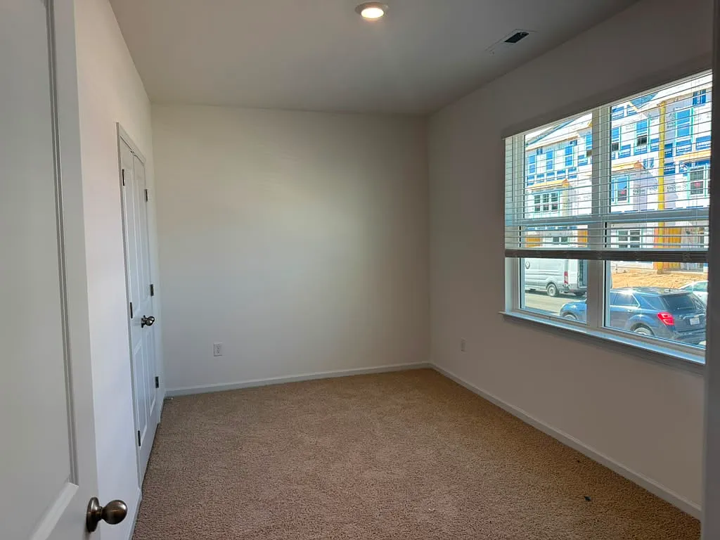 4 bed, 3.5 bath, 2283 sqft, $2,295 — Photo 3