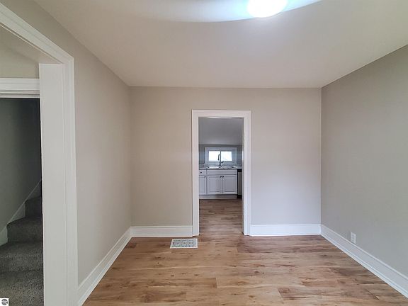 4th image of 415 Shelby St