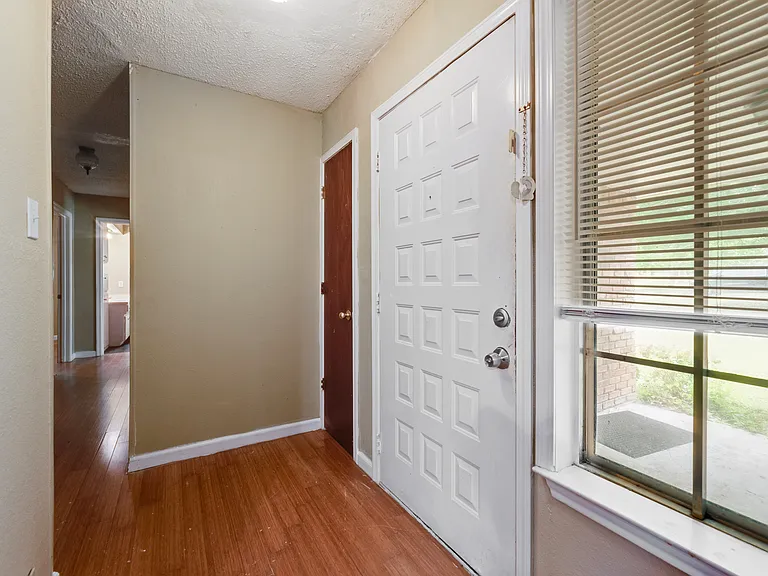 512 E Willow Ln — Photo 8