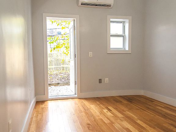 4th image of 1128 Willoughby Ave APT 1R