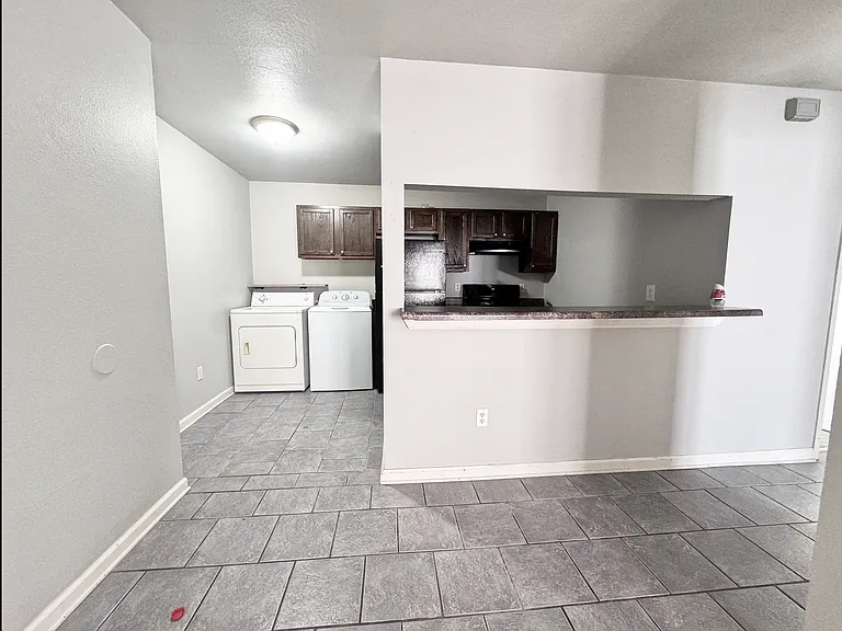 922 W Oak Ave #3 — Photo 5