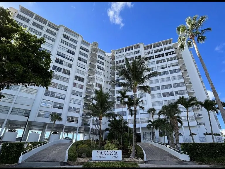11930 N Bayshore Dr #Penthouse 10 — Photo 1