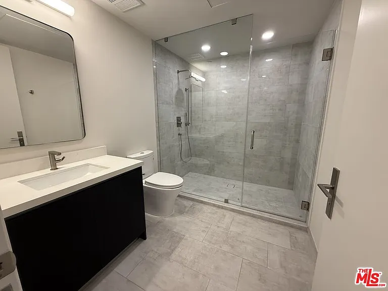 505 S Barrington Ave #106 — Photo 15