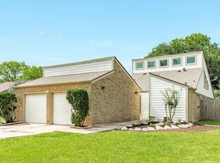56 Garland Ct, Lake Jackson, TX 77566