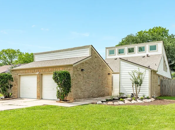 56 Garland Ct, Lake Jackson, TX 77566