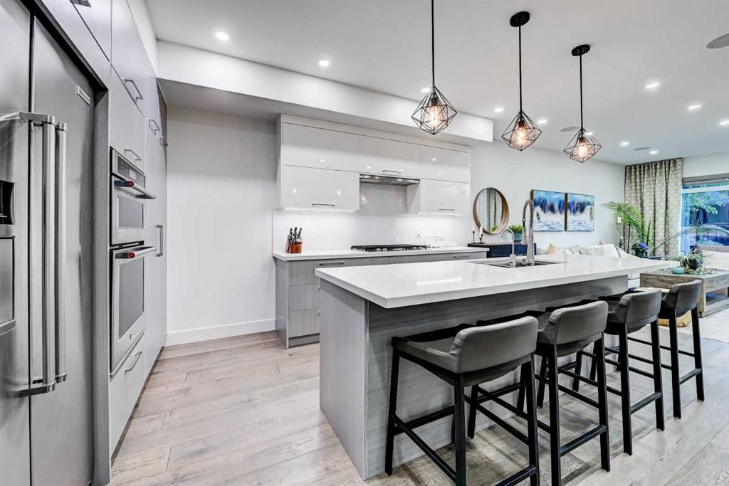 619 E 36th St SW, Calgary, AB - More