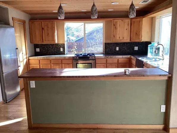 (undisclosed Address), Ashland, OR 97520