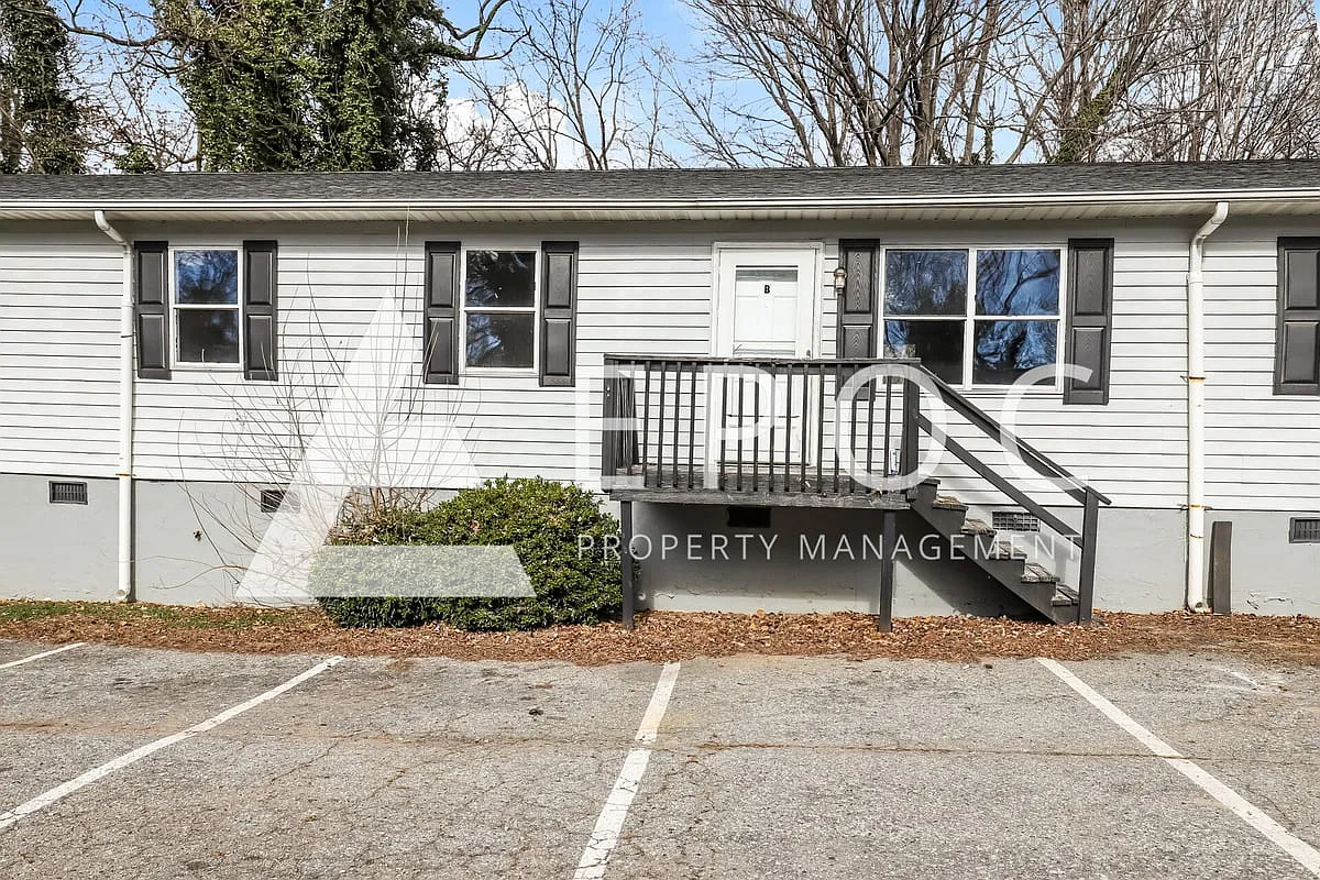 Building Photo - 634 S Elm St #B