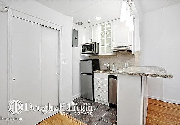 4th image of 230 E 52nd St APT 2E