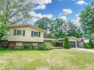 1990 Whispering Oak Dr, Dayton, OH 45440