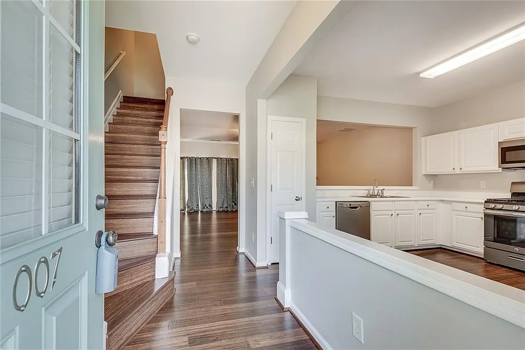 3 bed, 2.5 bath, 1386 sqft, $2,175 — Photo 4