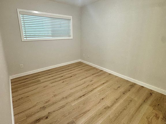 4th image of 10817 Huston St #4