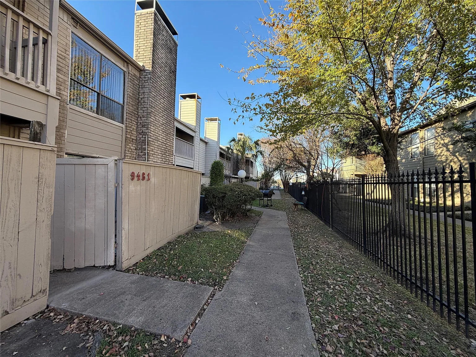 3 bed, 2.5 bath, 1402 sqft, $1,550 — Photo 3