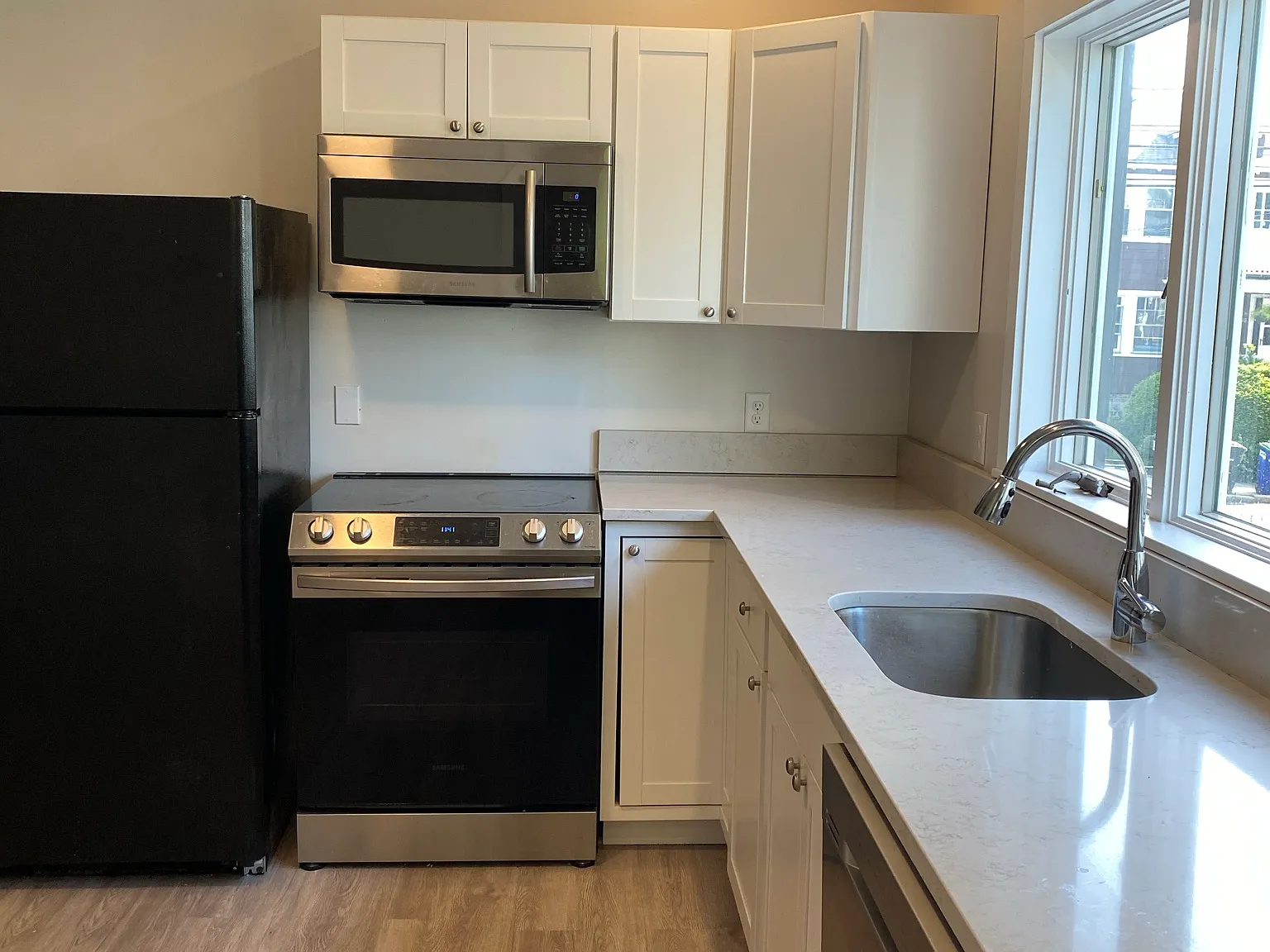 4 bed, 9999 sqft, $6,100 — Photo 2