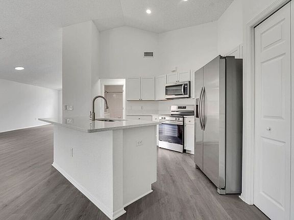 5th image of 529 Terranova Cir